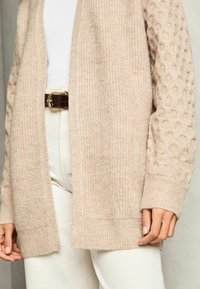 Lipsy HONEYCOMB LONGLINE - Neuletakki - camel