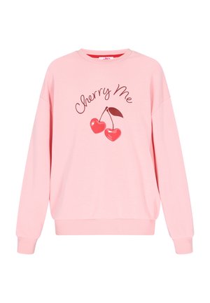 Svijetlo ružičasti dukserica dugih rukava, s grafikom dviju crvenih trešanja i natpisom "Cherry Me" u igraform fontu.