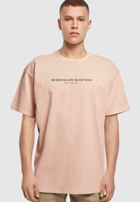 Merchcode NEVER GIVE UP HEAVY OVERSIZED - Marškinėliai su spaudiniu - amber