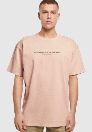 Merchcode NEVER GIVE UP HEAVY OVERSIZED - T-shirt imprimé - amber