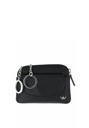 Porte-monnaie en cuir noir avec fermeture éclair, rabat de poche avant, deux anneaux de clés argentés sur chaînes et petit logo de marque argenté dans un coin.