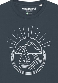 Marine T-shirt met een witte grafische tekening van een zon, bergen, een boom en golven, gemaakt van organische materialen.