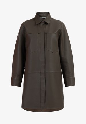 Donkerbruine leren overhemdjacket met eenpuntige kraag, twee borstzakken en lange mouwen. Heeft een rechte snit en een gladde textuur.