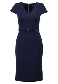 Mörkblå figursydd klänning med korta ärmar, V-ringning och ett svart lackbälte i midjan. Slätt tyg med dragkedja baktill.