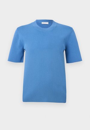 Kortærmet blå strikket bluse med rund hals og fin tekstur, vist mod en ensartet hvid baggrund.