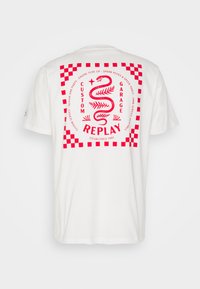 Camiseta de algodón blanca con un diseño gráfico rojo que incluye una serpiente, un borde a cuadros y el texto "REPLAY CUSTOM GARAGE" centrado en la parte posterior.