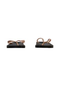 Chanclas de goma marrón con correas finas y suelas negras texturizadas, con un diseño plano y sin adornos adicionales.