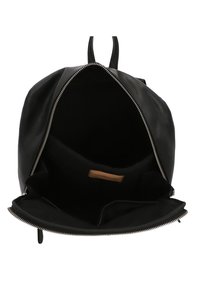 Musta nahkainen reppu, jossa on ylhäältä avattava vetoketju, ja jossa on tilava sisustus, sileä pinta sekä pieni ruskea etikettitasku sisällä.