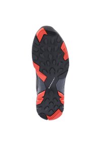 Semelle de chaussure de sport noire avec surface texturée, comporte des accents rouges, des crampons multidirectionnels pour une meilleure adhérence, et un détail de marque.
