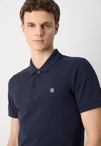 Calvin Klein Jeans BADGE SLIM - Poloskjorter - night sky