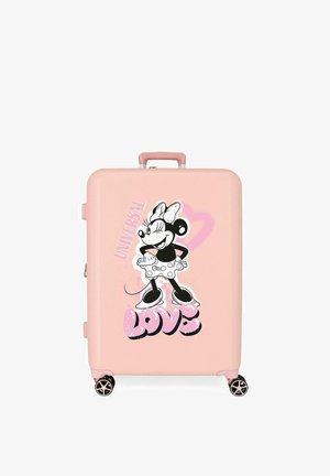 Maleta rígida rosa con un personaje de dibujos animados que lleva una falda con lunares, la palabra "UNIVERSAL" encima y "LOVE" en letras grandes debajo.