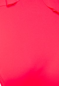 Tecido rosa brilhante com uma textura lisa e elástica, apresentando um corte simples e detalhes de costura subtis, ideal para um design elegante.