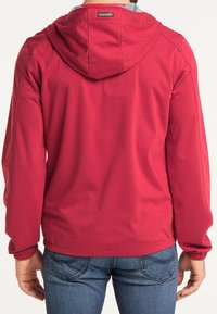 Veste de sport rouge avec capuche grise, manches longues, poignets élastiques et coupe décontractée. Comprend un petit logo près de l'encolure.