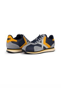 Sneakers da uomo in pelle blu navy con inserti in suede grigio e dettagli gialli. Design low-top con lacci, punta rotonda e suola in gomma texturizzata.