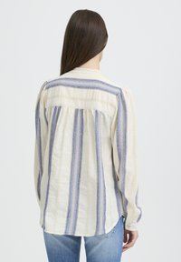 Chemise à manches longues en tissu léger présentant des rayures verticales bleu et beige, des accents texturés et un détail plissé dans le dos.