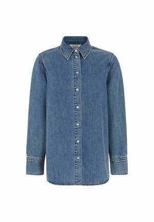 Denimskjorte i mellemblå med spidse kraver, lange ærmer og frontlukning med knapper i sølvfarvet hardware. Lige nederkant.