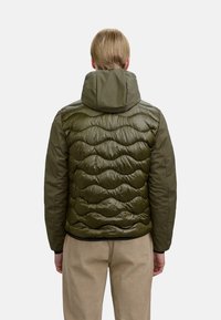 Olijfgroene pufferjack met een gequilt textuur, capuchon en stevige mouwen; beschikt over een slanke, getailleerde pasvorm zonder zichtbare hardware.