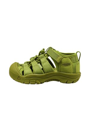 Groene buitensandaal met gesloten teen, verstelbare riemen en gestructureerde zool, zijaanzicht op een witte achtergrond.