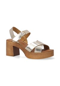 Metallique gouden sandalen met een kruissluiting, verstelbare enkelgesp, houten platform en blokhak, glad leren bovenwerk en beige binnenzool.