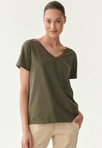 TATUUM NELISA - Lihtne T-särk - khaki green