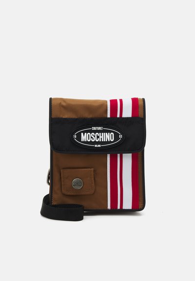Geantă crossbody din nailon maro și negru cu accente în dungi roșii și albe și un patch logo frontal. Dispune de o curea reglabilă și o buzunar frontal.