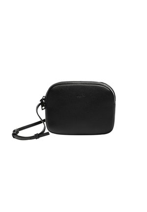 Czarna, teksturowana skórzana torebka crossbody z regulowanym paskiem i zamknięciem na zamek błyskawiczny, kompaktowy, prostokątny kształt.