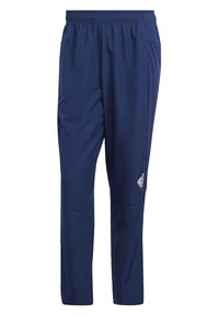 Marine sportieve broek gemaakt van lichtgewicht stof met een elastische tailleband, zijzakken en een wit logo-detail nabij de zoom.