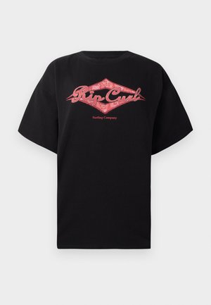 Camiseta negra de manga corta con el logo rojo "Rip Curl Surfing Company" y un diseño floral en forma de diamante en el pecho.