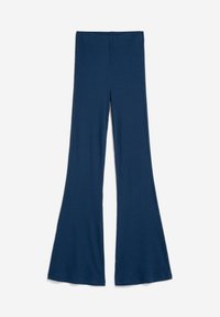 Pantalones acampanados con pliegues en azul profundo. Hechos de una tela suave, cuentan con una cinturilla alta y una silueta fluida que se ensancha en el dobladillo.
