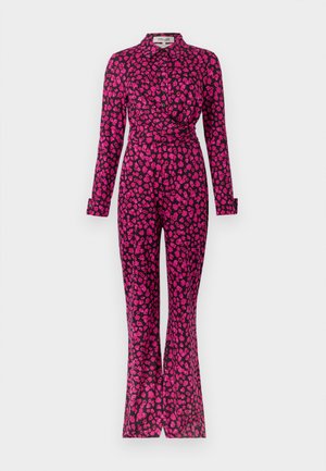 Macacão de manga comprida preto com padrão floral cor-de-rosa, gola, design de cintura transpassada e pernas flare. Textura suave do tecido e corte ajustado.