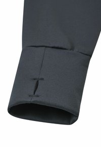 Manica in tessuto nero e testurizzato con polsino arrotondato, dotata di un'asola e cuciture pulite lungo il bordo.
