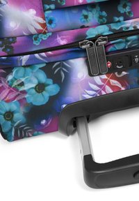 Maleta floral con base negra; presenta flores moradas y azules. Incluye un doble cierre y un asa retráctil de metal plateado.