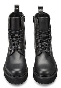 Stivali neri in pelle fino alla caviglia con una texture liscia, dotati di chiusura con lacci, cerniera laterale e suola in gomma resistente.