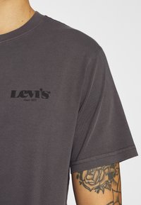 Levi's® RELAXED FIT - T-shirt estampada - anthracite/black