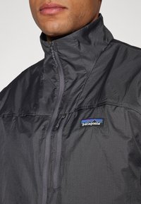 Patagonia HOUDINI STASH 1/2 ZIP  - Neperpučiamoji striukė - forge grey