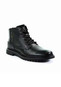 Czarny skórzany botek za kostkę o gładkiej fakturze, z okrągłym noskiem, sznurowaniem i wzorzystą gumową podeszwą. Logo Bugatti po boku.