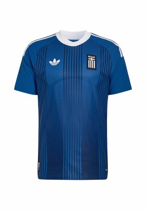 Plavi Adidas sportski dres s bijelim ovratnikom, tankim okomitim tamnim prugama, Adidas logom na lijevoj strani prsa i grčkim grbom na desnoj strani prsa.