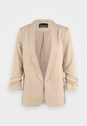 Blazer beige pour femme avec manches trois-quarts froncées, devant ouvert et col à large revers, présenté sur fond blanc.