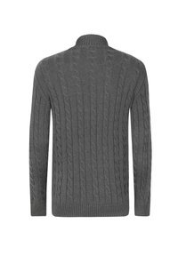 Szary sweter dziany z wzorem warkocza, długimi rękawami i wysokim kołnierzem. Wykończenie mankietów i dołu swetra prążkowane, co dodaje tekstury.