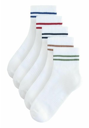 Pięć par białych skarpet za kostkę z prążkowanymi ściągaczami, każda z dwoma poziomymi paskami w różnych kolorach: niebieskim, czerwonym, granatowym, brązowym i zielonym.