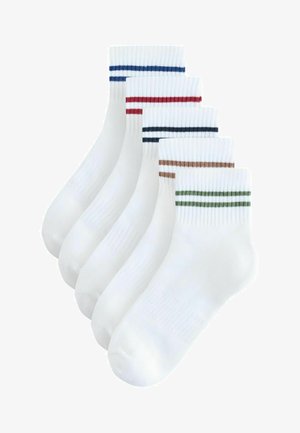 Viis paari valgeid keskmise pikkusega sokke soonikkoesäärtega, igaüks kahe horisontaalse triibuga erinevates värvides: sinine, punane, tumesinine, pruun ja roheline.