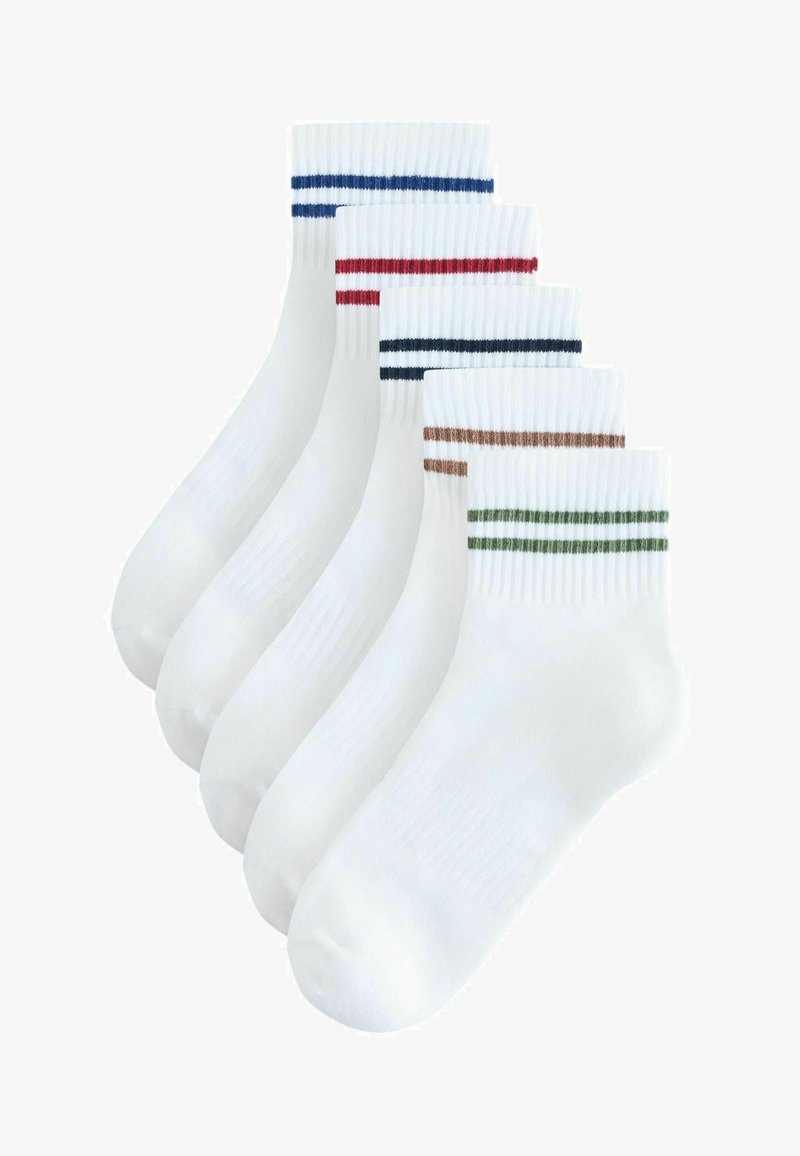 Cinq paires de chaussettes blanches montantes avec bord-côte, chacune avec deux bandes horizontales de couleurs différentes : bleu, rouge, marine, marron et vert.