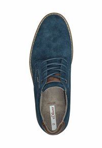 Scarpa stringata in camoscio blu con superficie texture, dettagli marroni e suola chiara. L'interno presenta un'imbottitura in schiuma morbida.