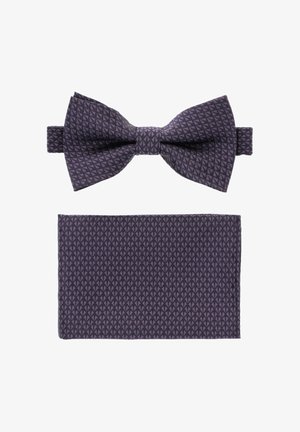 Fioletowy zestaw muszki i poszetki, z teksturowanym wzorem w geometryczne kształty. Materiał wydaje się gładki i elegancki.