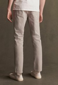 Next Authentic Stretch - Egyenes szárú farmer - stone
