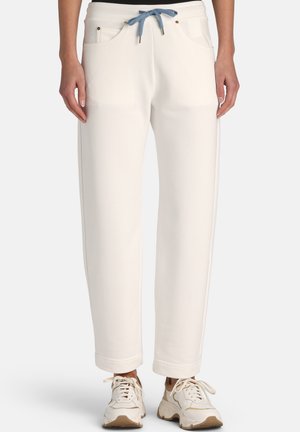 Pantaloni bianchi a gamba dritta con coulisse blu in vita, tasche anteriori, indossati con sneakers chunky bianche su sfondo neutro.