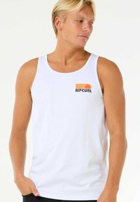 Weißes Baumwoll-Top mit einem farbenfrohen "RIP CURL"-Logo in Orange und Schwarz. Einfaches Design mit rundem Ausschnitt und ärmelloser Verarbeitung.