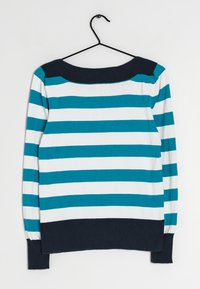 Maglione a righe con strisce orizzontali alternate in turchese e bianco, colletto e polsini a costine in blu navy. Realizzato in un morbido tessuto lavorato a maglia.