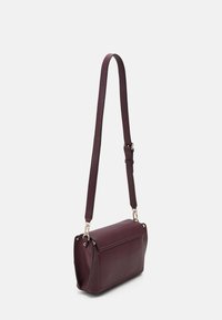 Guess MERIDIAN FLAP  - Taška s příčným popruhem - amethyst