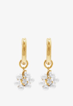 Goldene Creolen mit einem floralen Clusterdesign, das weiße Perlen und einen zentralen klaren Edelstein umfasst. Glatte, glänzende Oberfläche mit geschwungenen Formen.